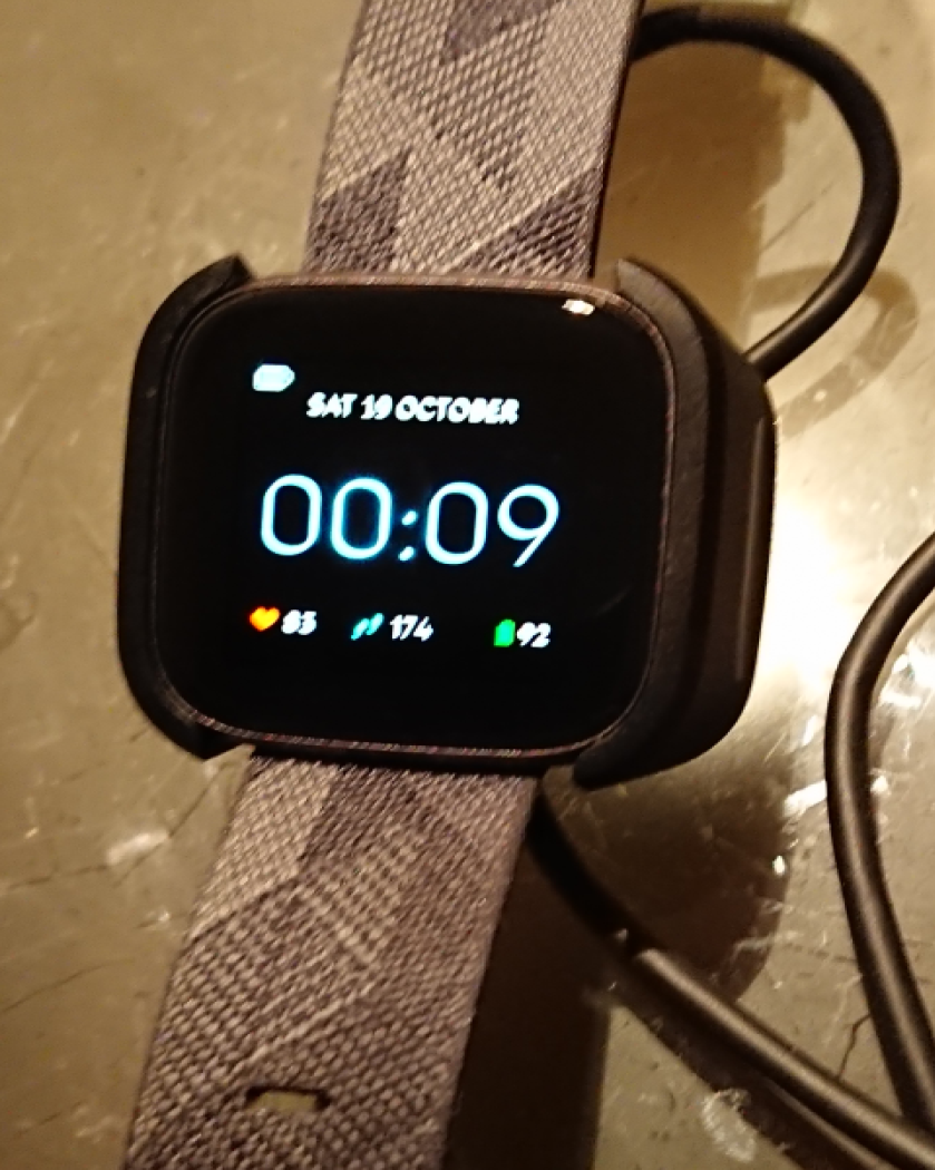 does the fitbit versa lite come with a charger