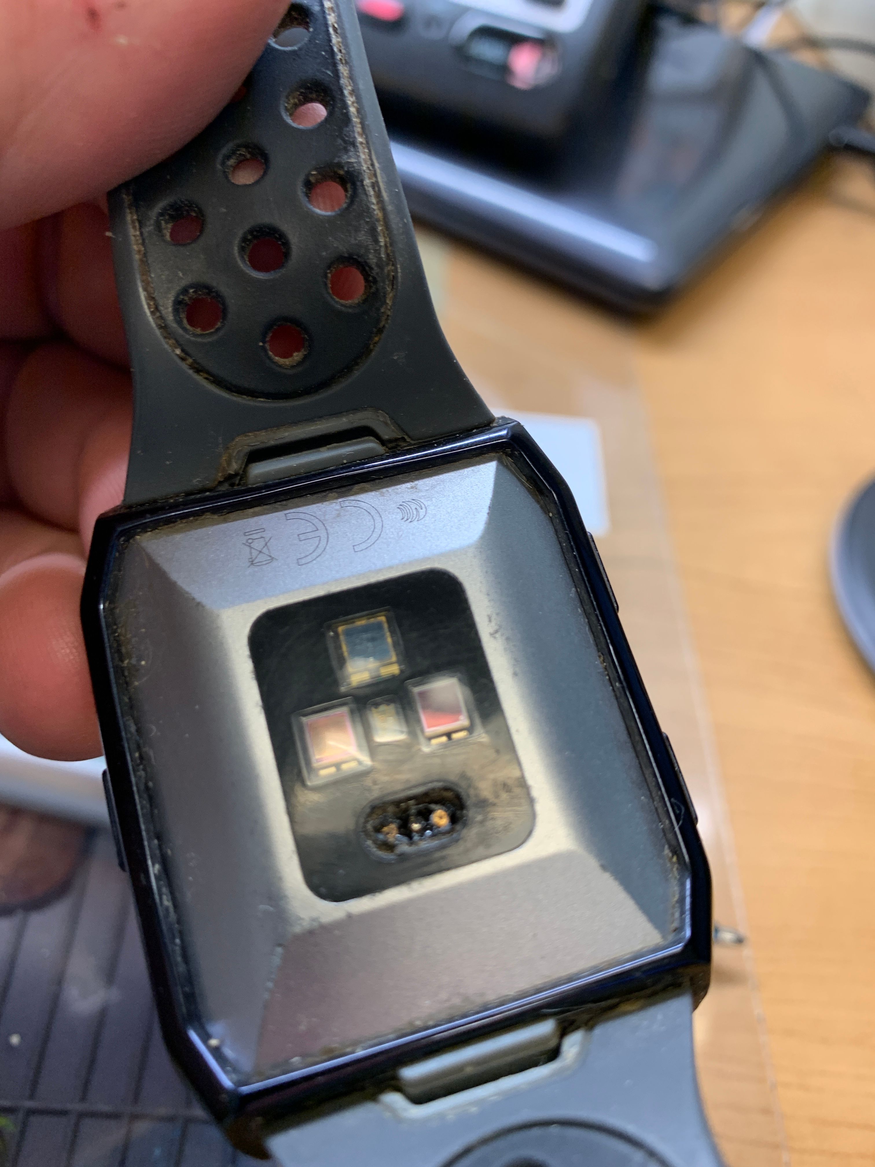 Damaged charging connection - Fitbit 