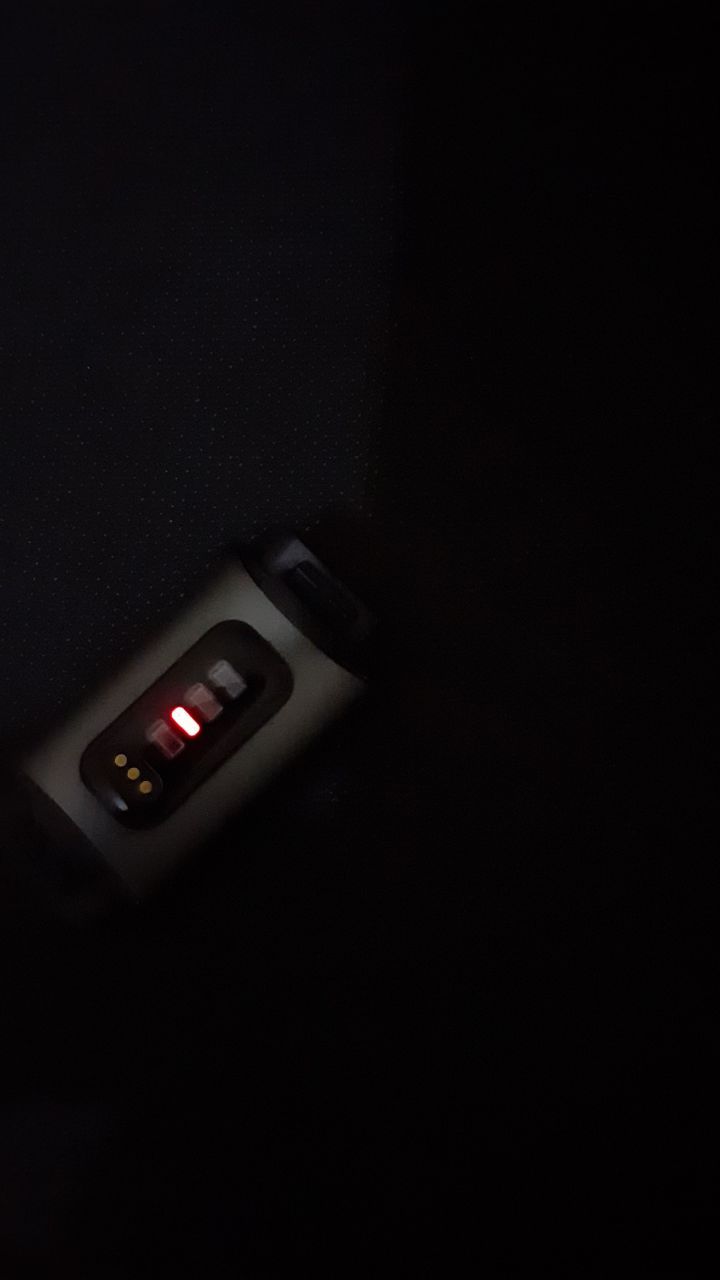 Charge 3 red light on the back - Fitbit 