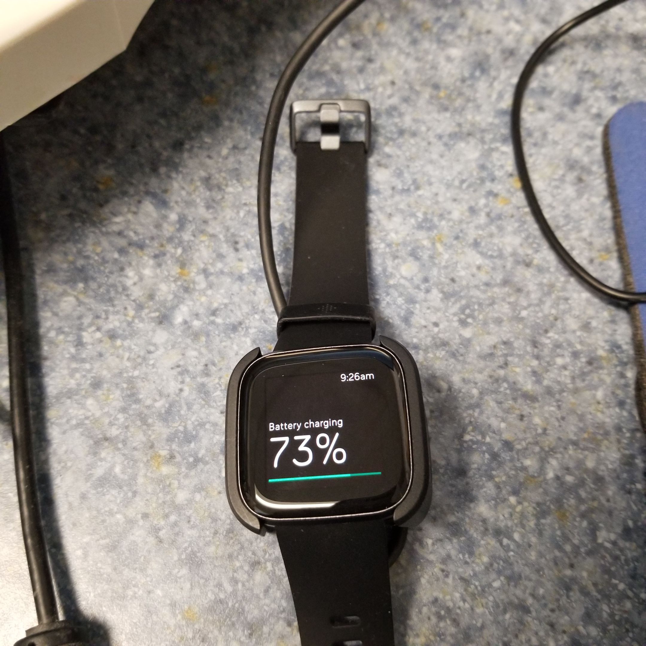 does the fitbit versa have wireless charging