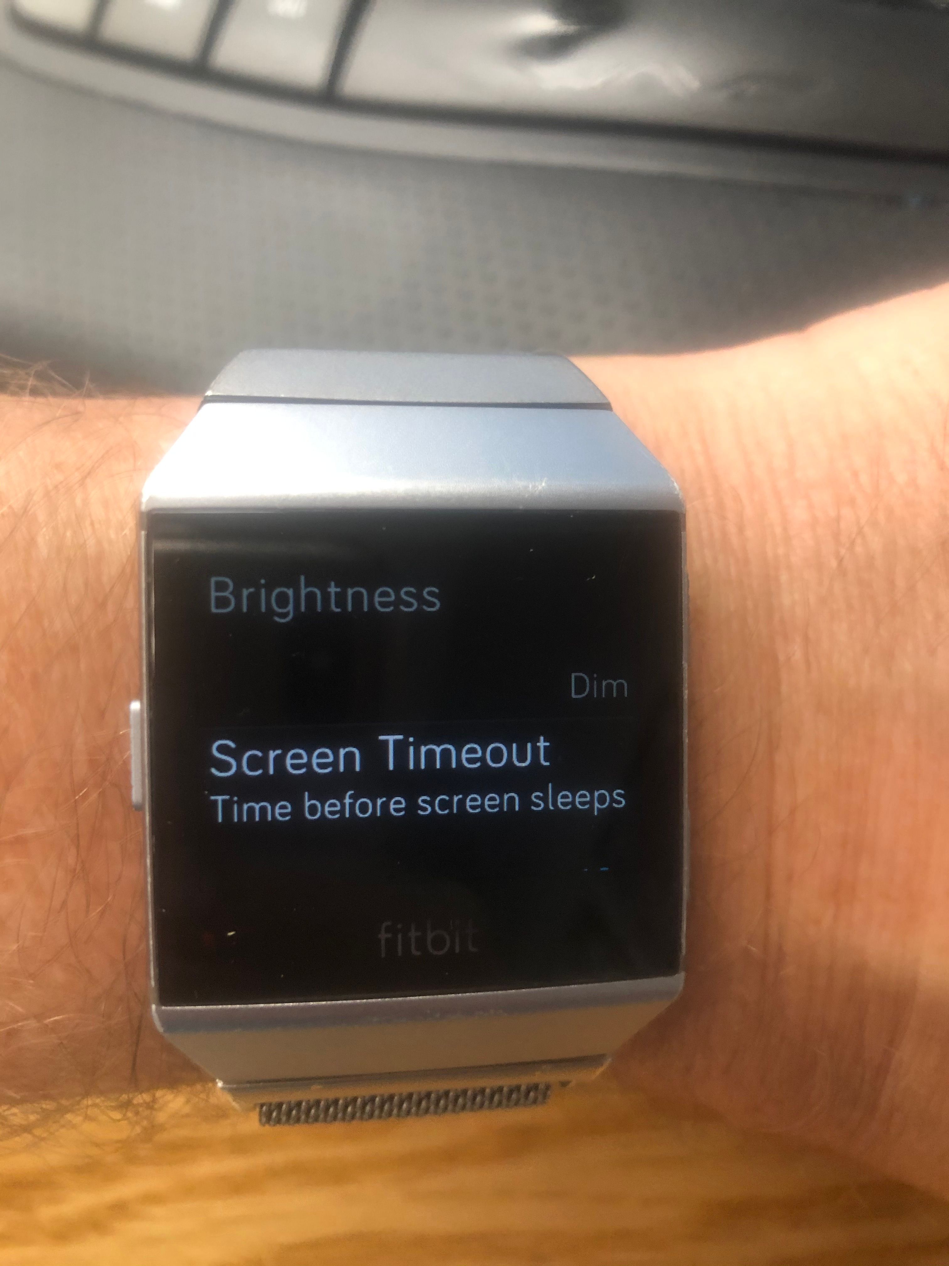 fitbit ionic screen wake setting