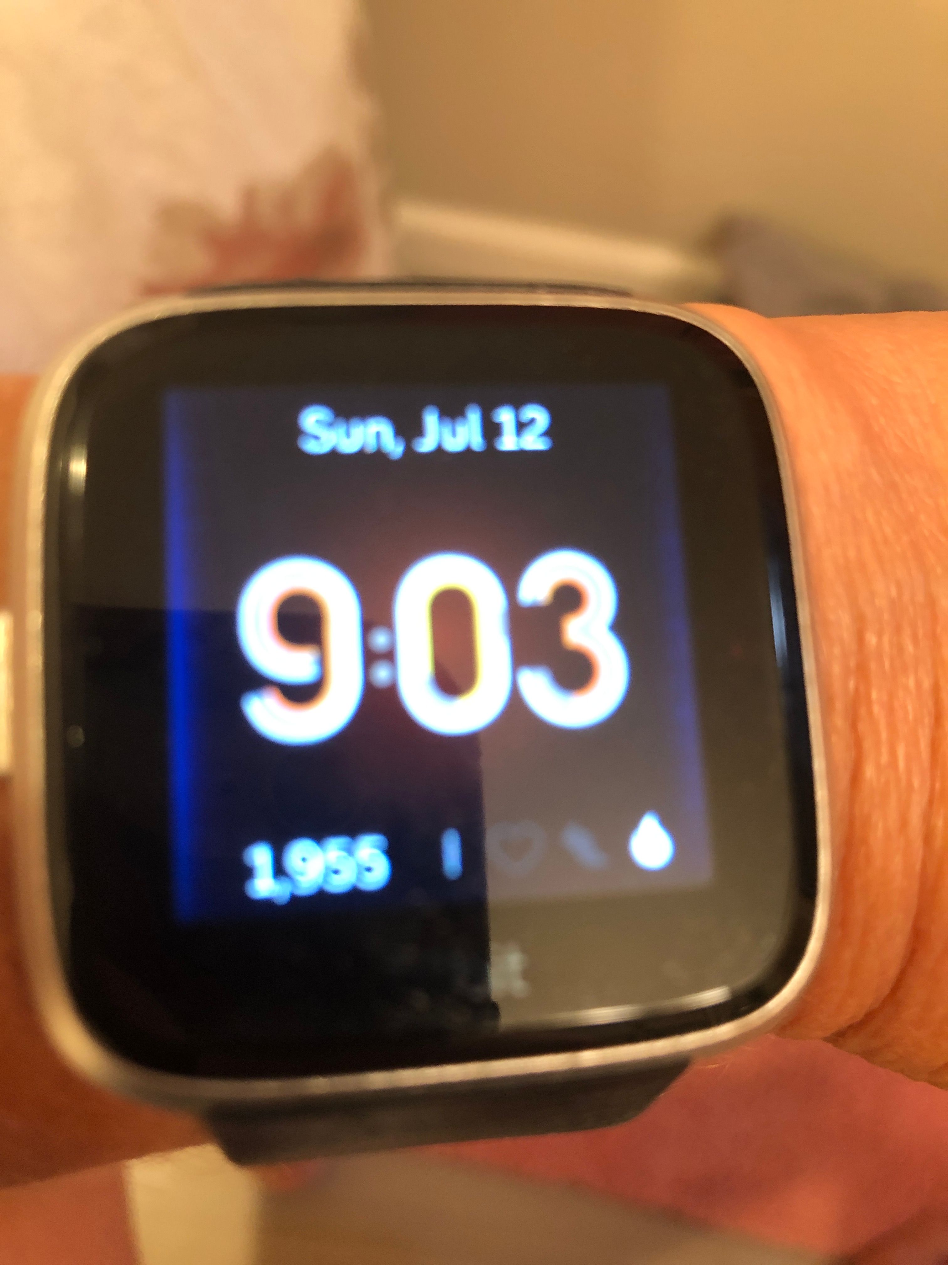 Fitbit versa 2 outlet screen is black