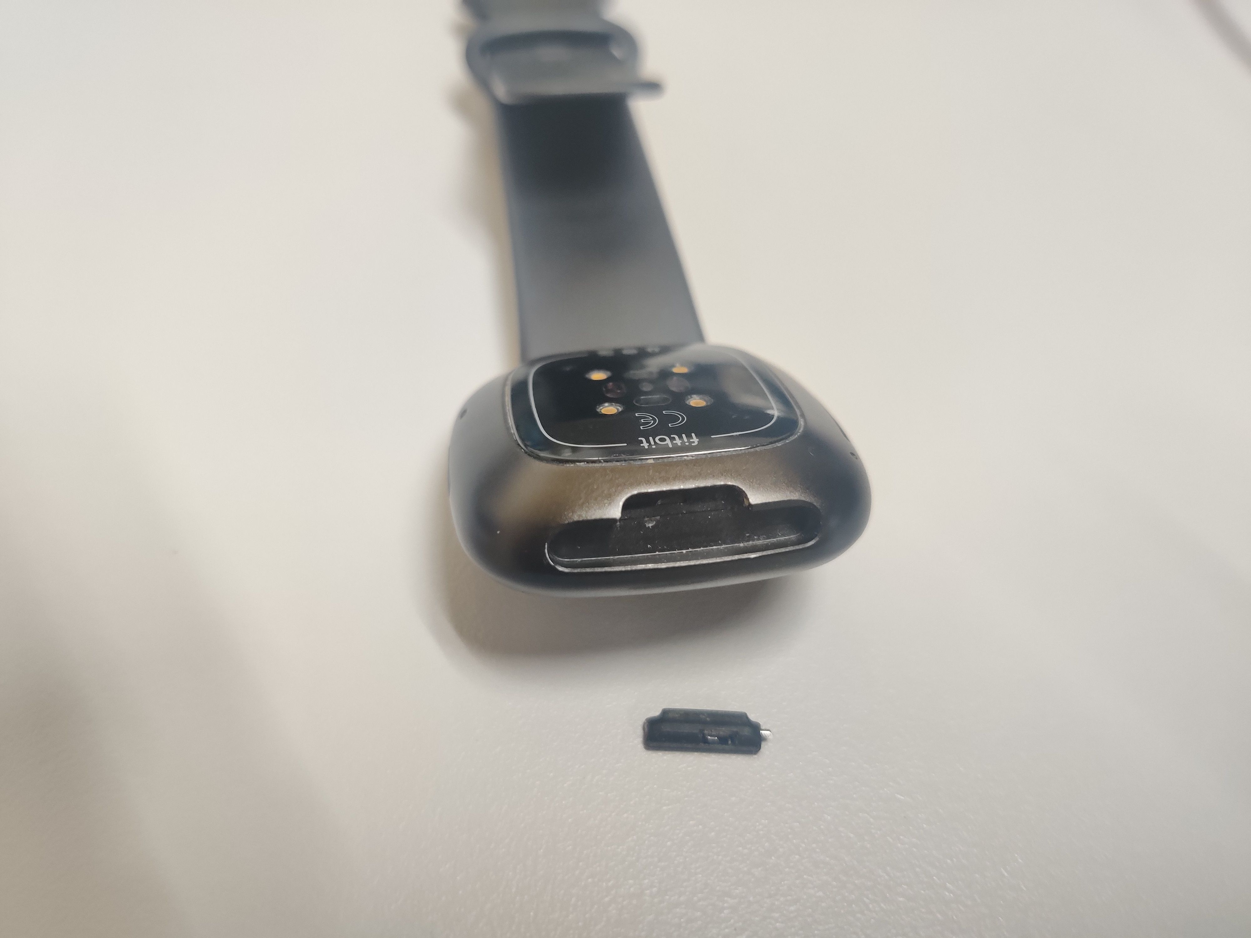 Fitbit versa 2025 band broke