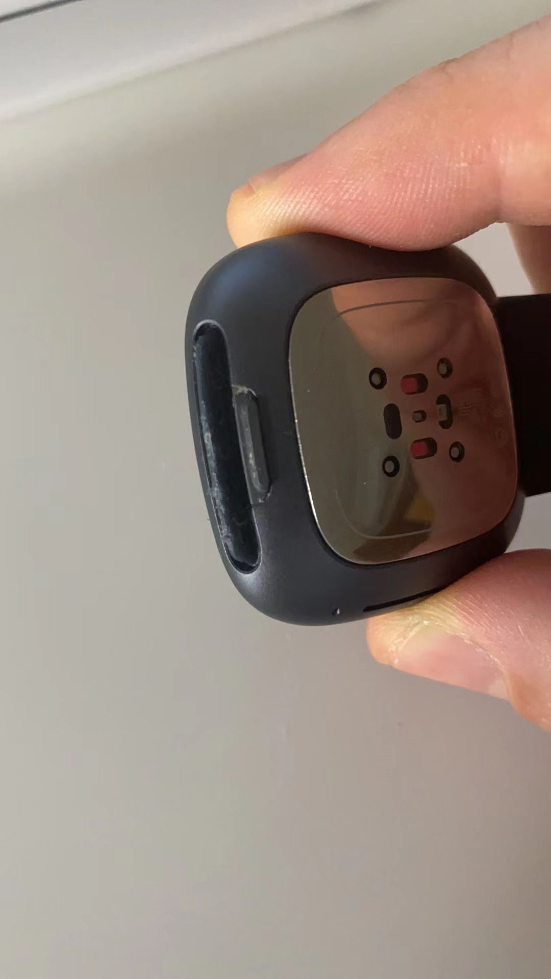 Fitbit versa band store broken