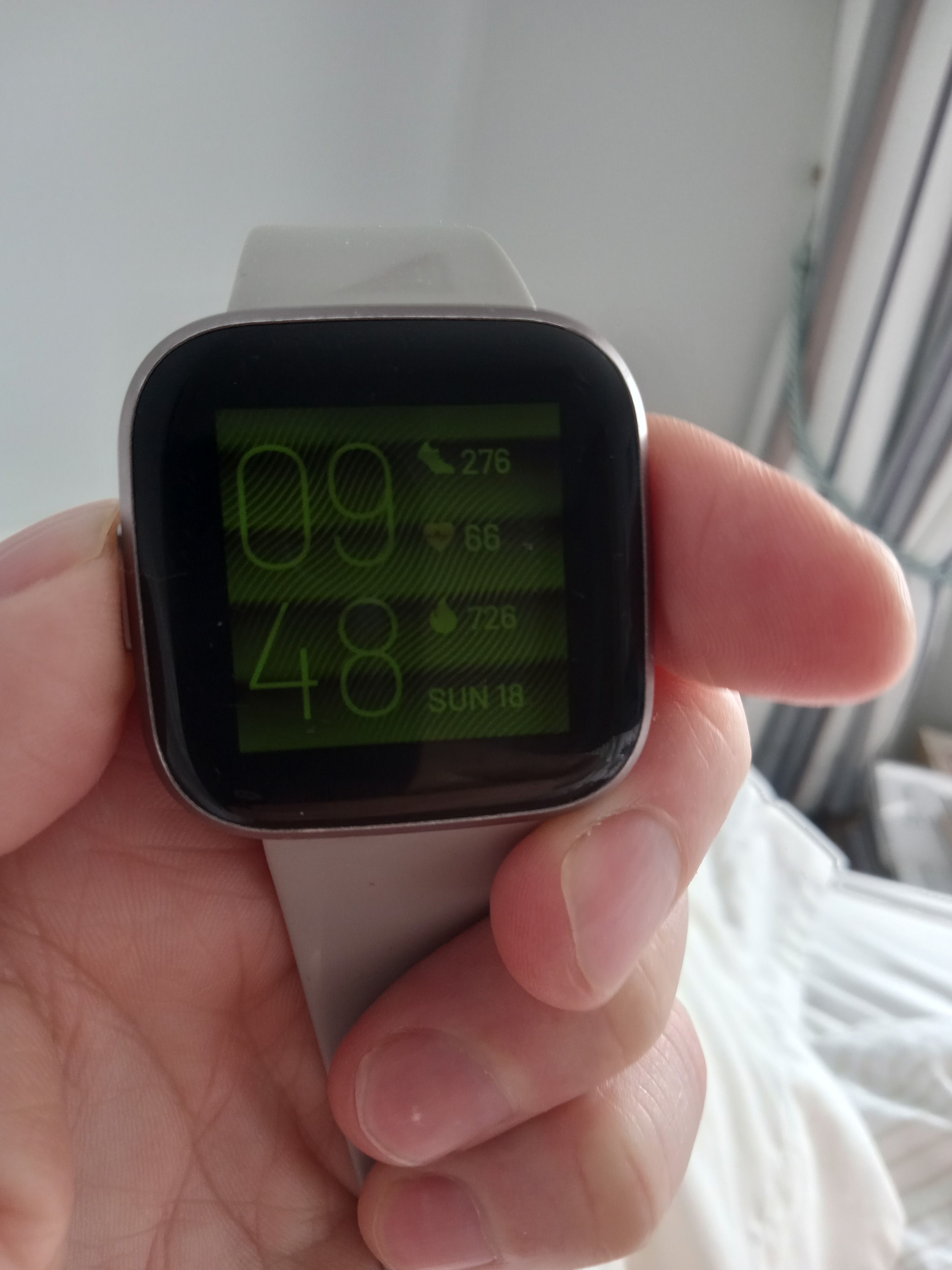 Fitbit versa best sale 2 green screen