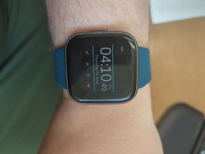 Amazfit bip vs discount fitbit versa 2