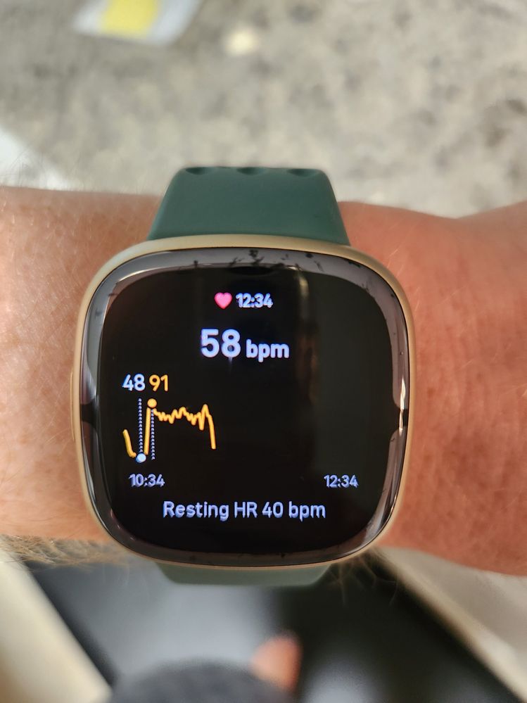 I've been wearing my watch all day and the graph doesn't show the last hour.  Note my heart rate says 58