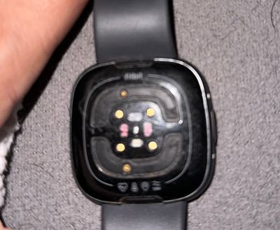 Fitbit versa face online coming off