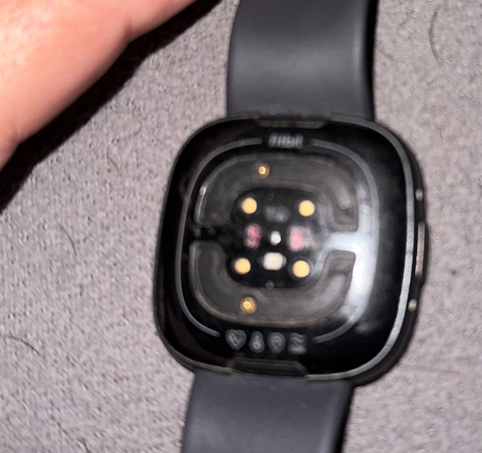 Fitbit versa discount face coming off