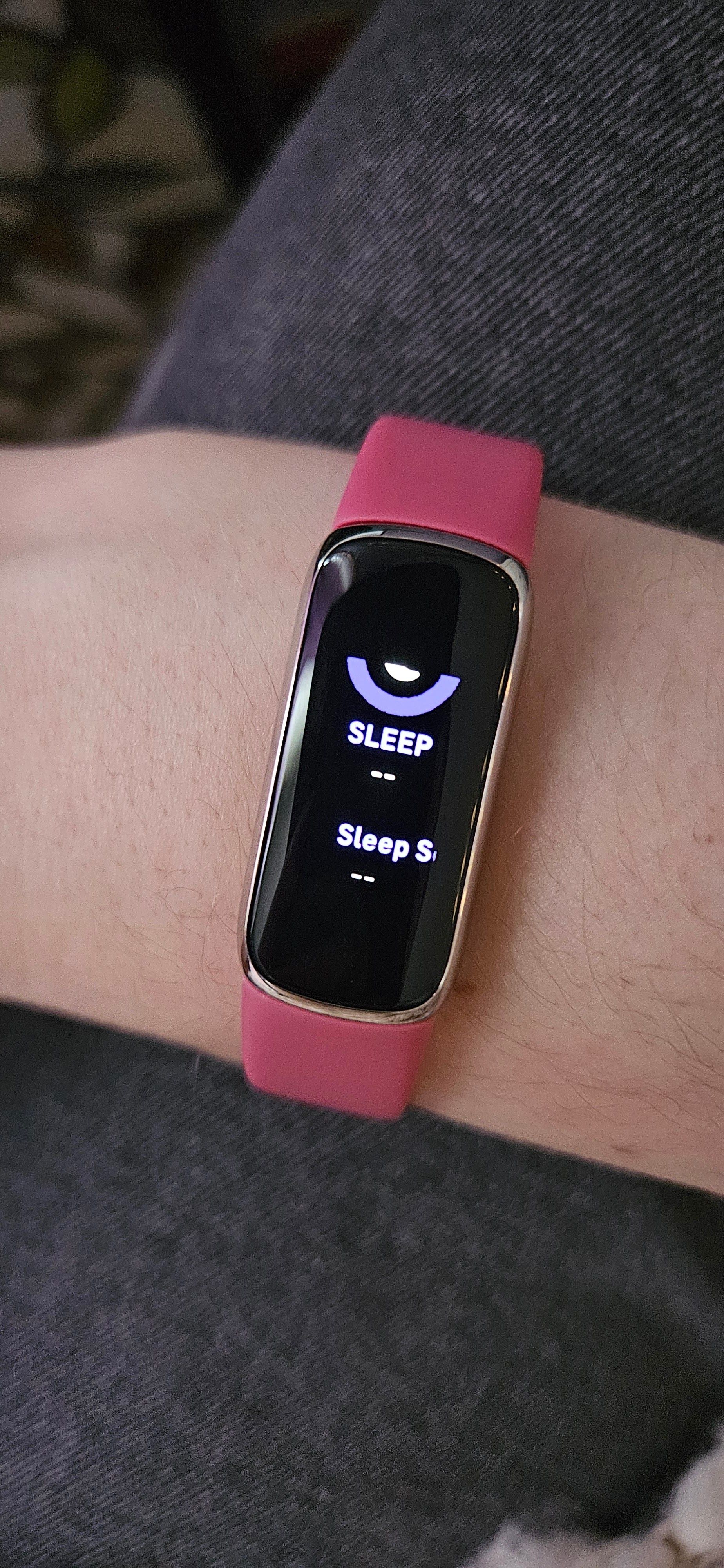 Luxe won't show my sleep data on the device itself - Fitbit Community