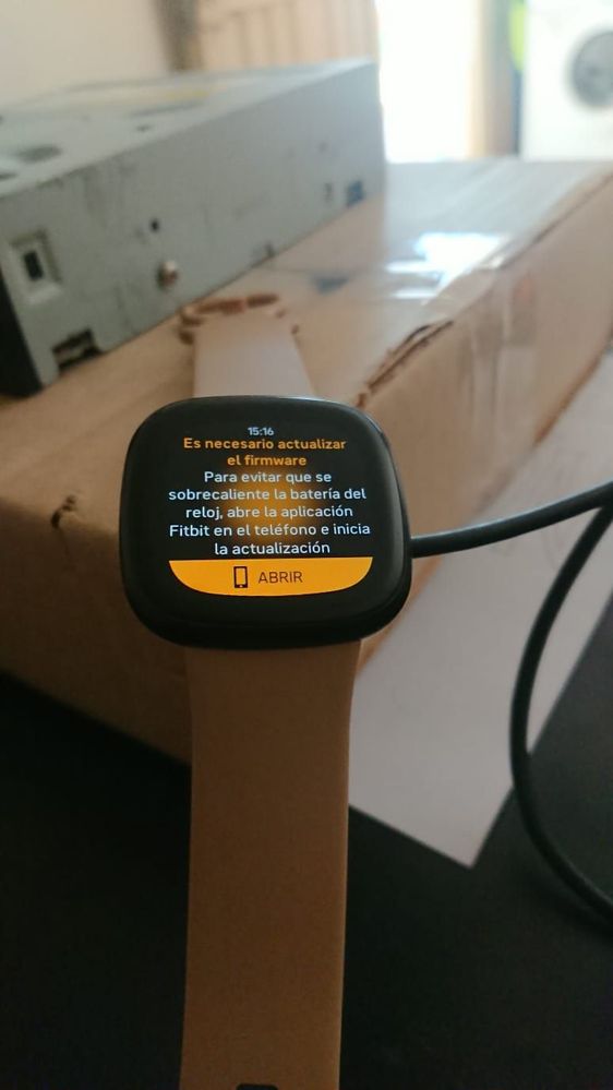 8 - El reloj queda con una interfase que indica que se debe actualizar. El botón "Abrir" no funciona.