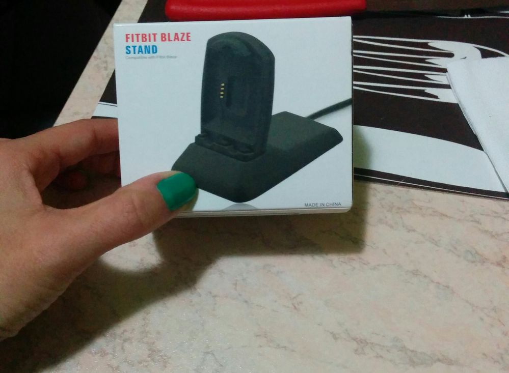 Il due tasti giù e quello singolo su, si incastra perfettamente e lo tieni col cinturino.
