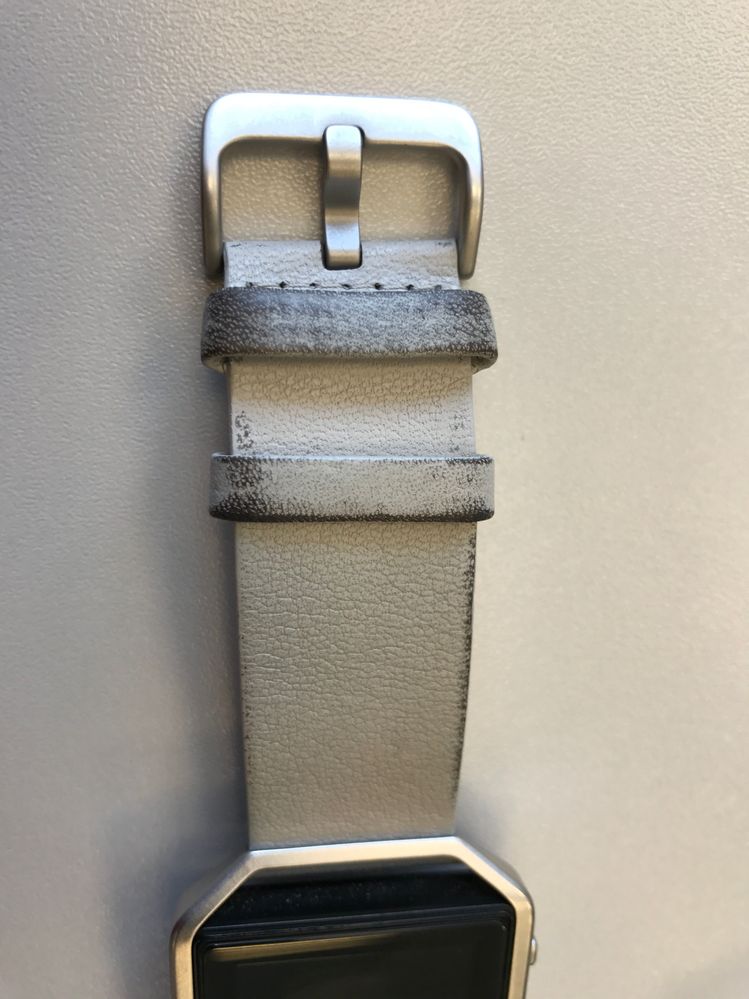 deutliche Abrieb-Spuren an den Haltebändern und Rändern des Armbands