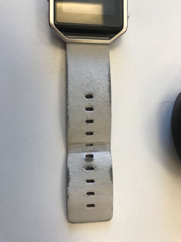 durchgehender leichter Abrieb auf der Oberfläche, starker Abrieb an den Rändern des Armbands