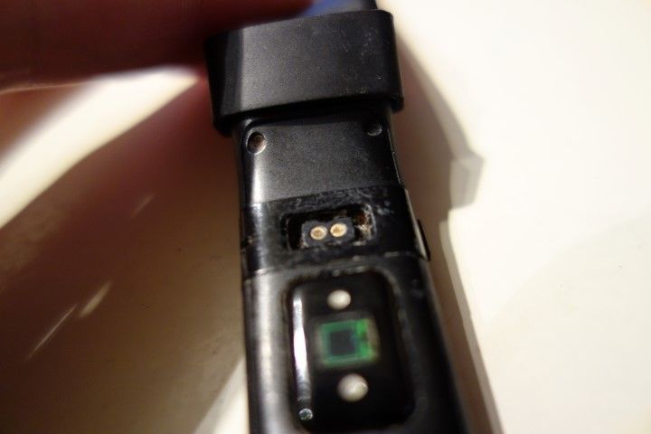 Direkte Mægtig Mig Charge HR: terminals corroded off (no charging) - Fitbit Community