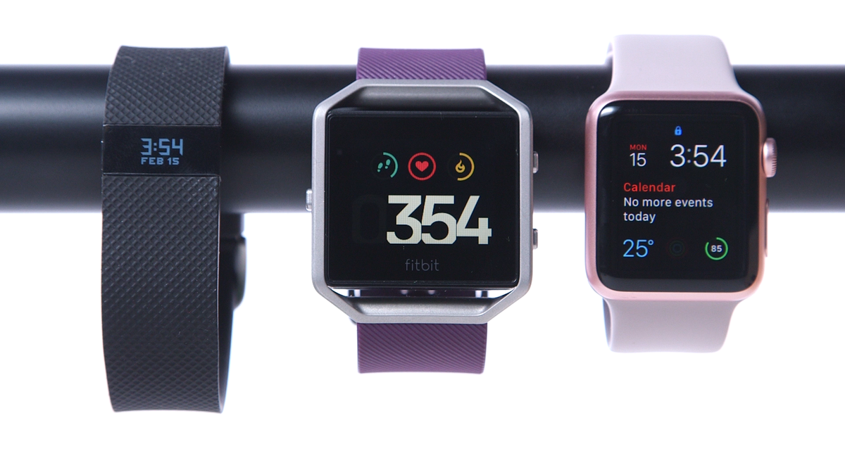fitbit blaze vs apple watch 4