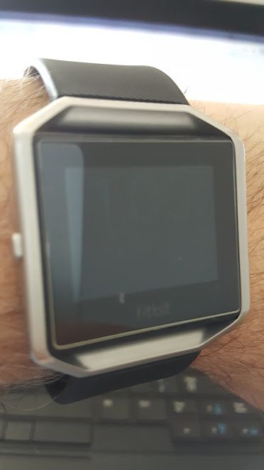 fitbit blaze screen flashing