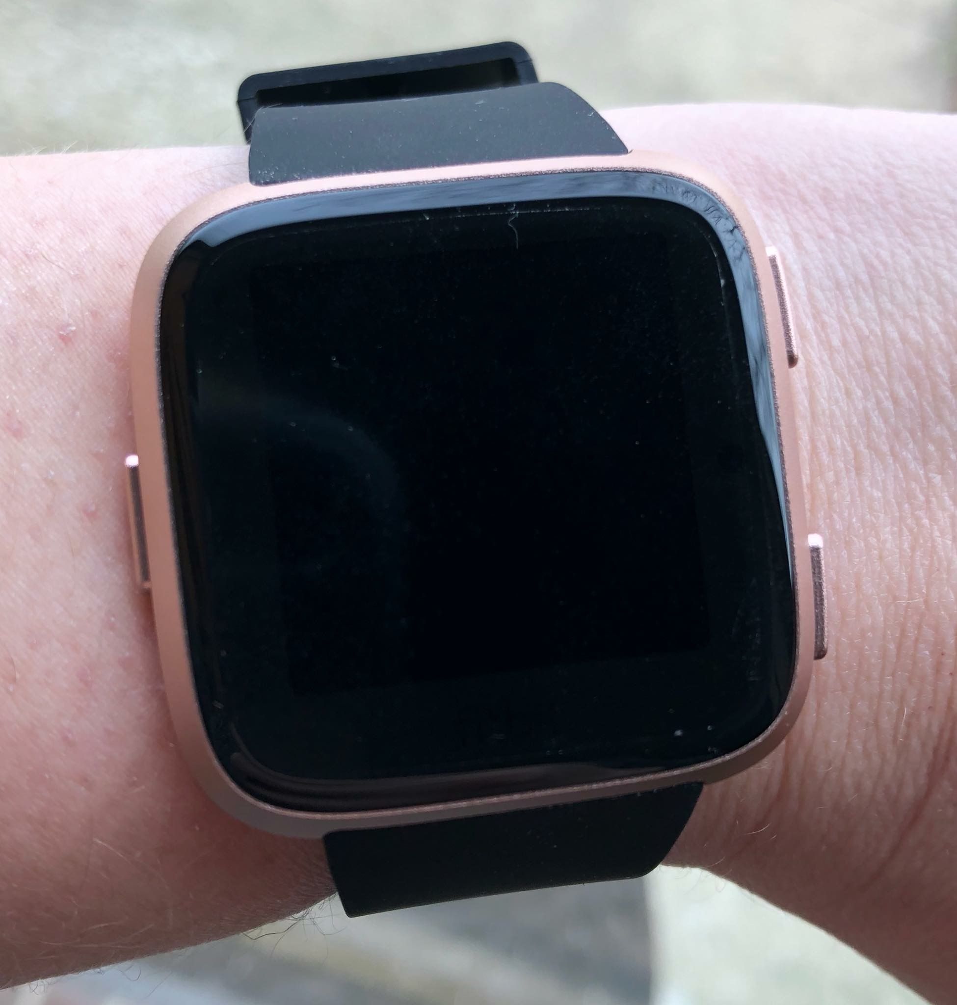 black fitbit versa with rose gold band
