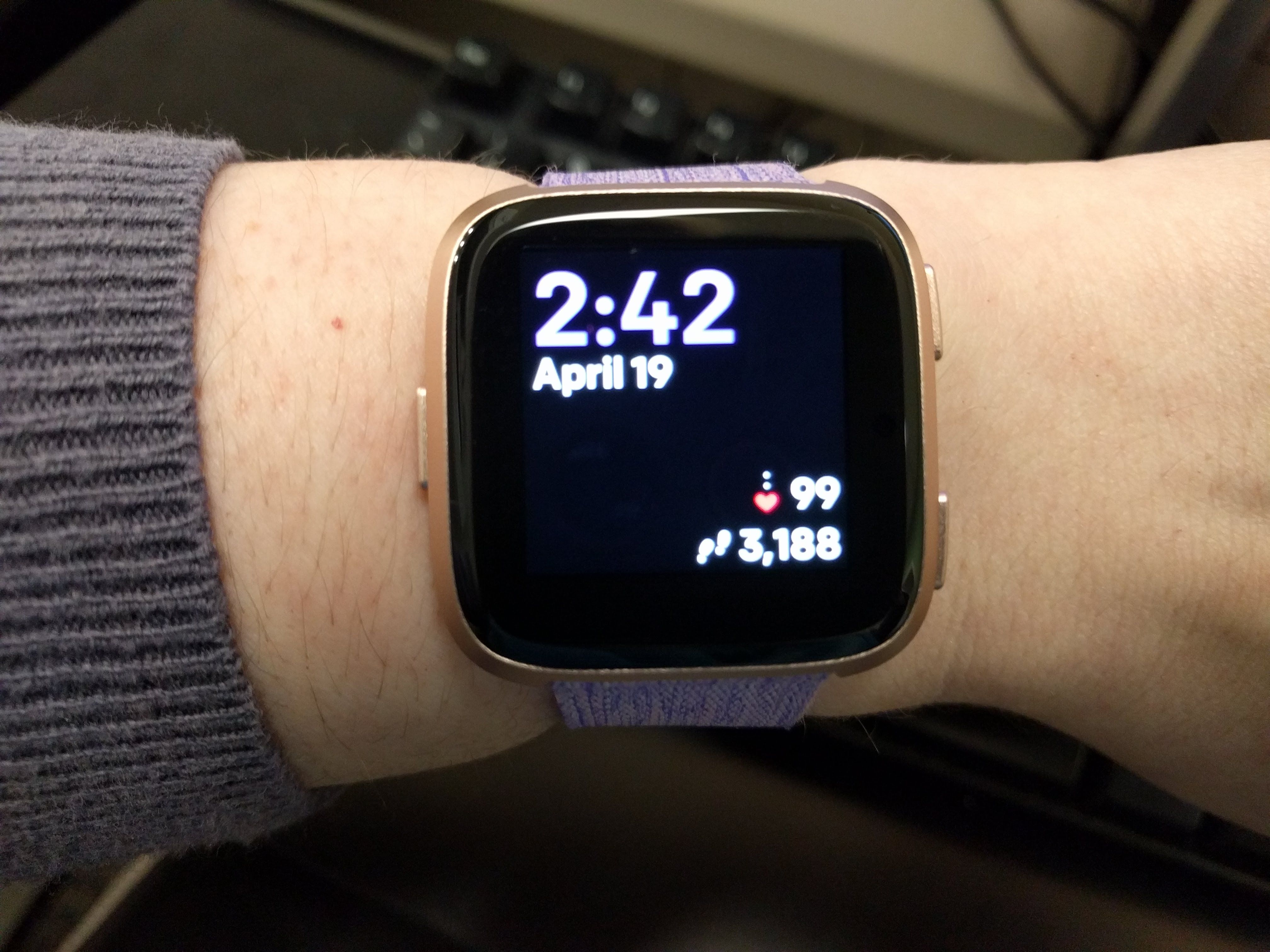 how do i change my clock face on my fitbit versa