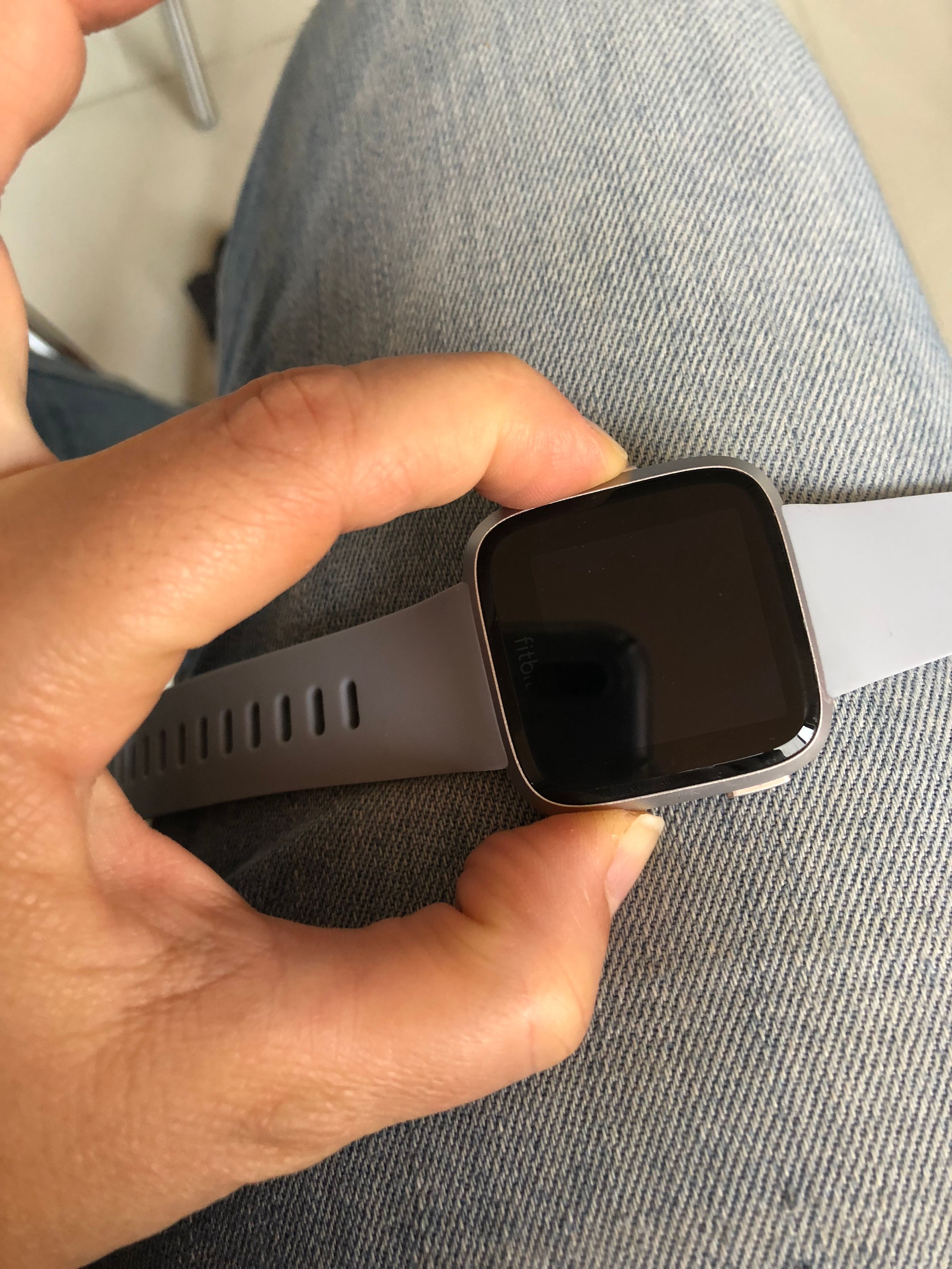 fitbit charge black screen