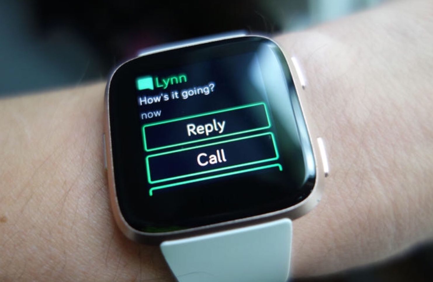 how to answer calls on fitbit versa