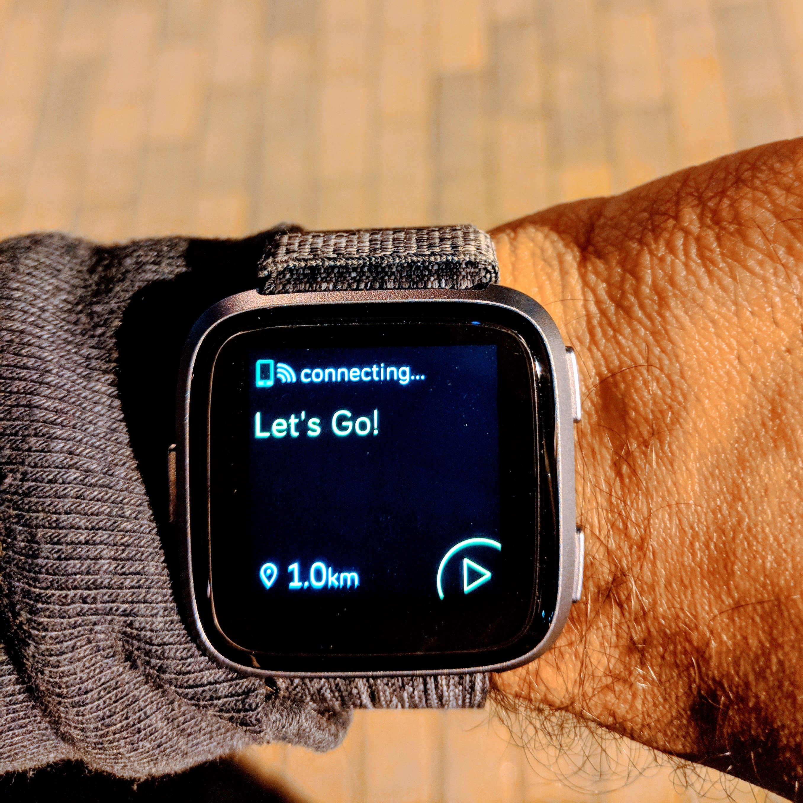 can fitbit versa track run without phone