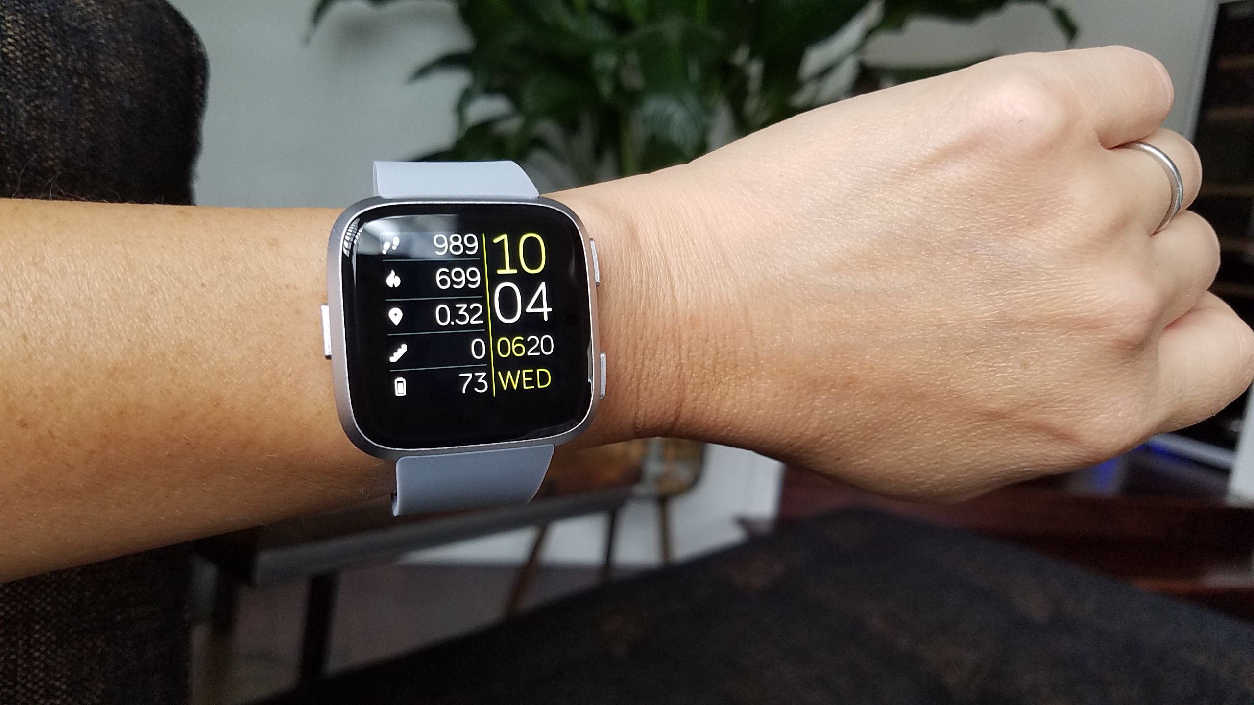 how to change clock face fitbit versa