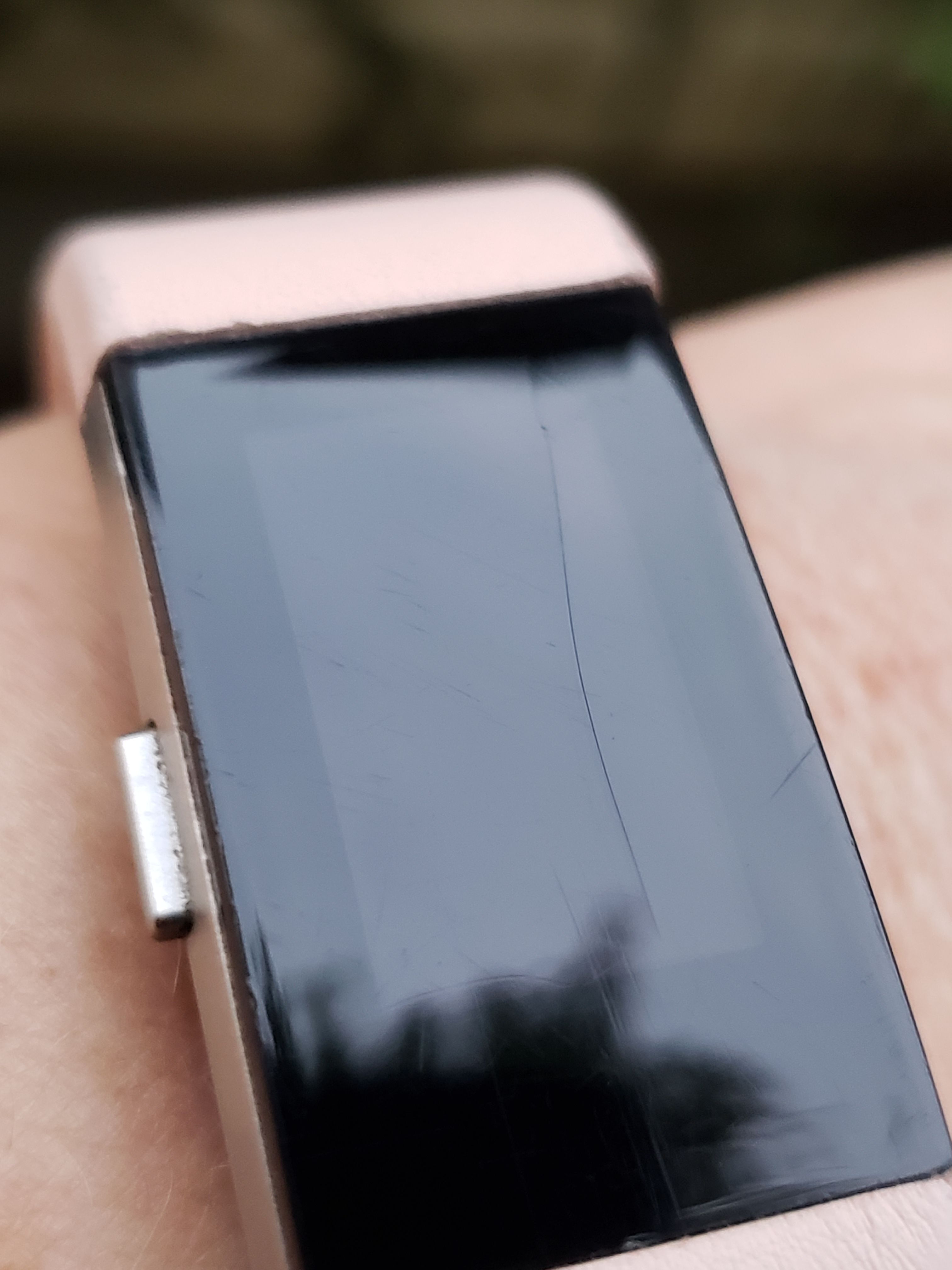 fitbit charge 2 screen is black