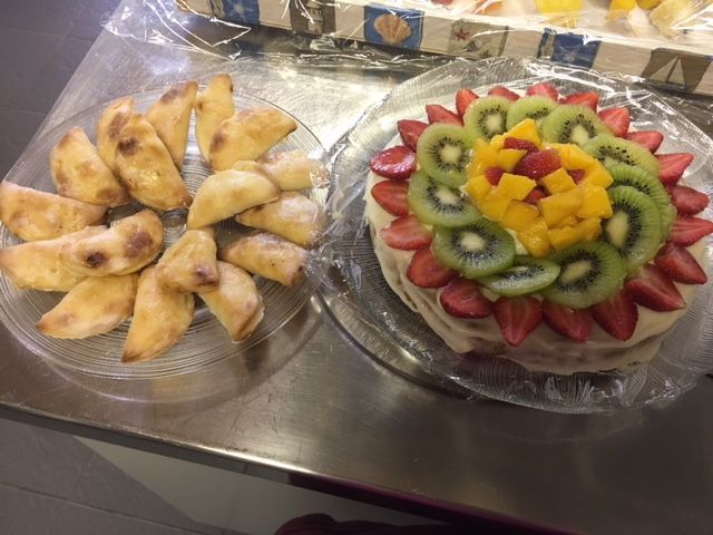 Mini Peavh Pies and Fruit Pizza