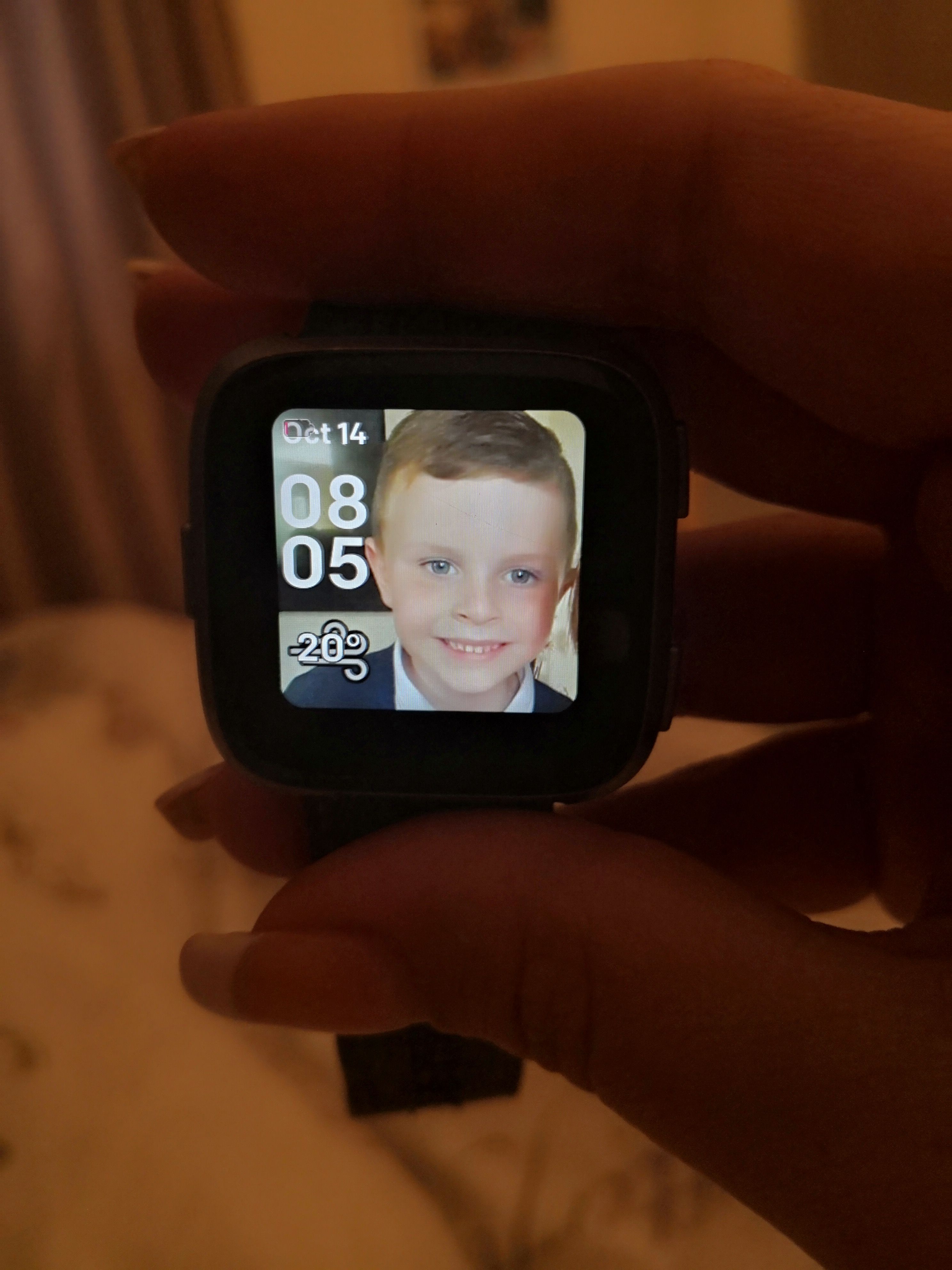 how do i change the background on my fitbit versa