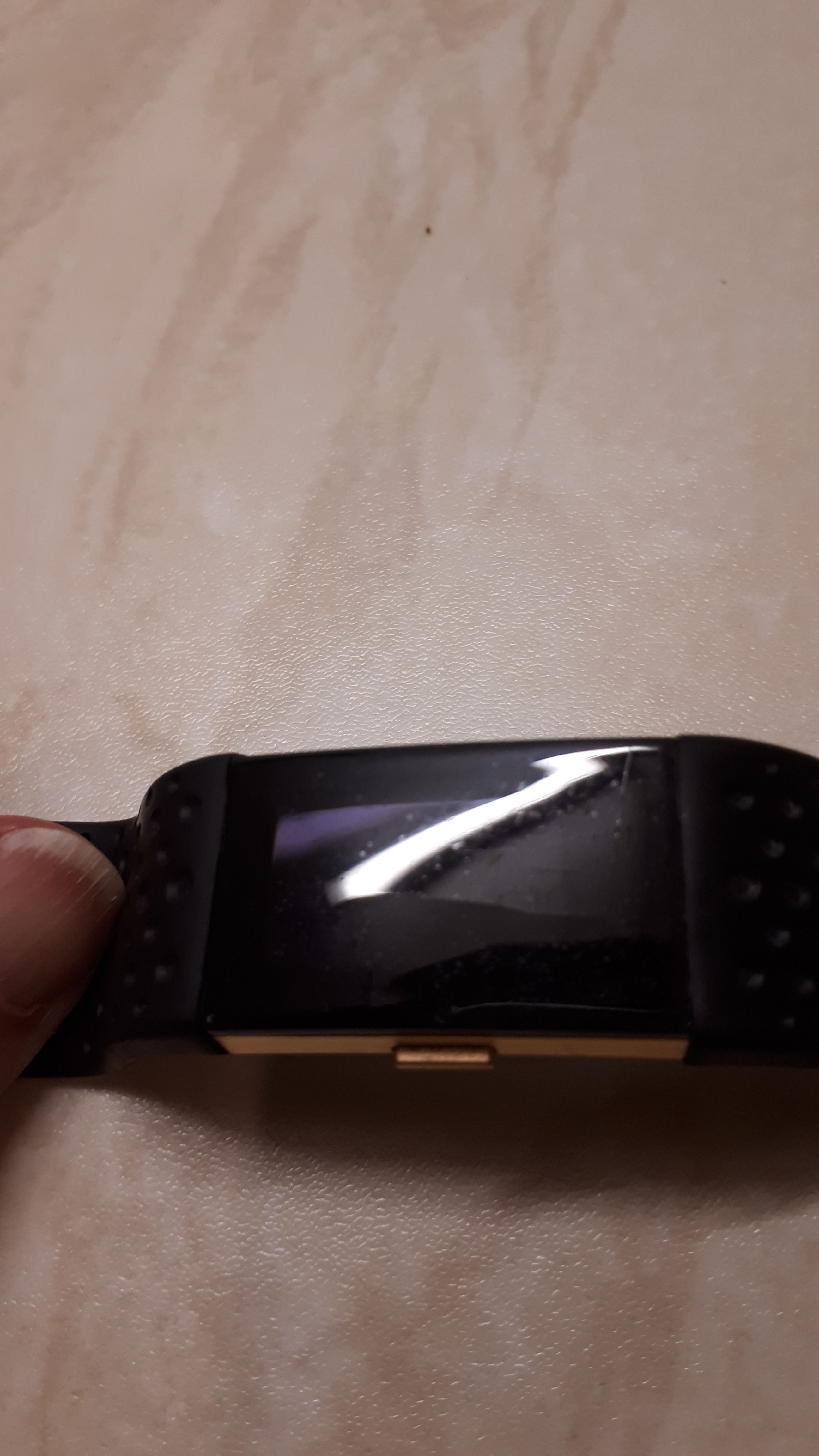 fitbit charge 2 screen is black