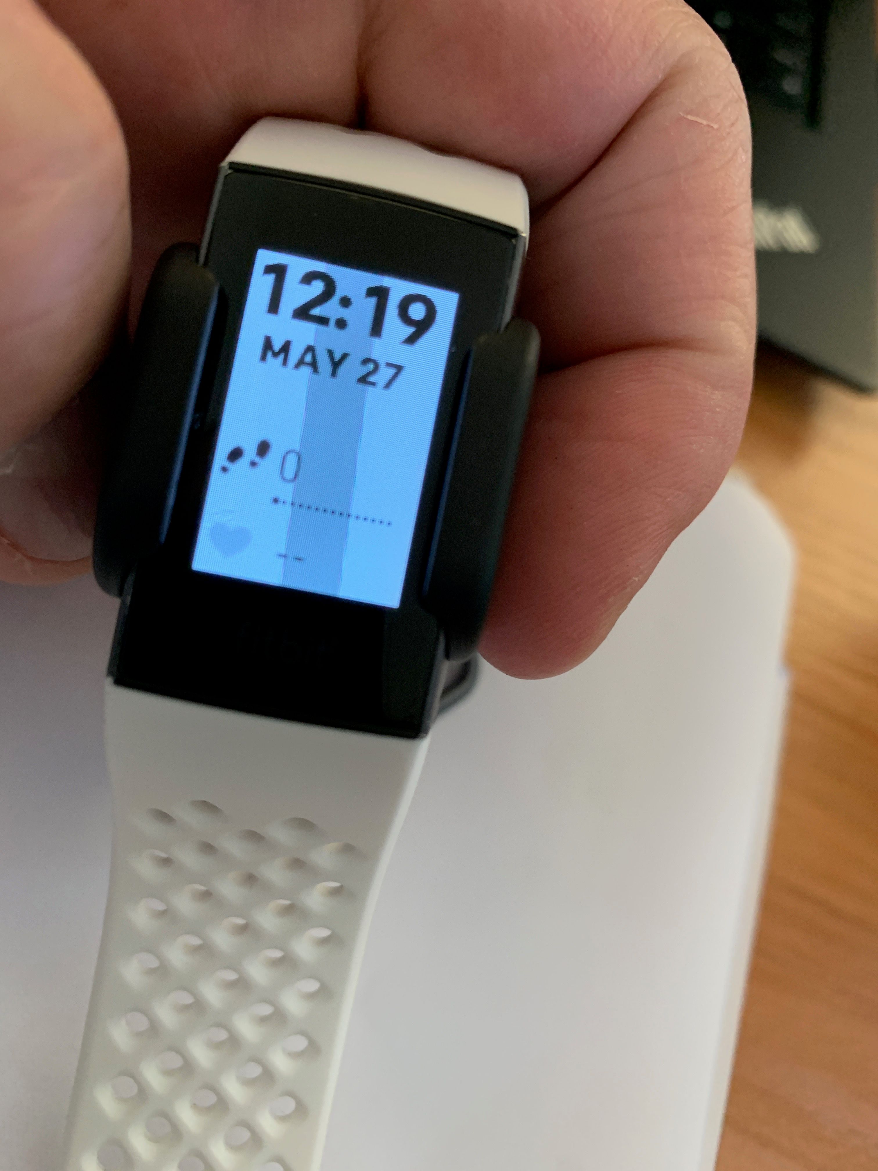 fitbit charge 3 white screen