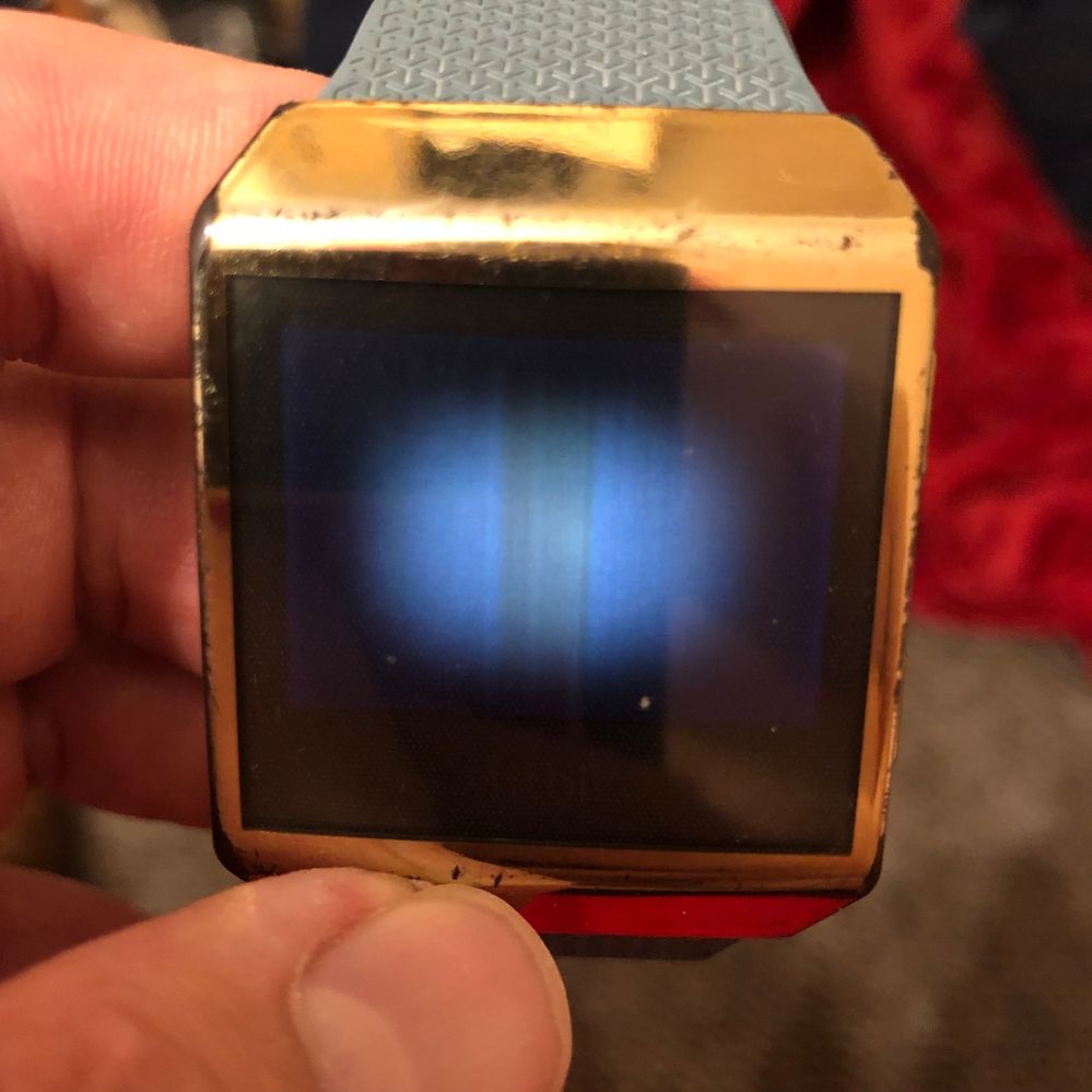 2 Stunden mit Original Kabel die Uhr geladen. Display scheint defekt zu sein
