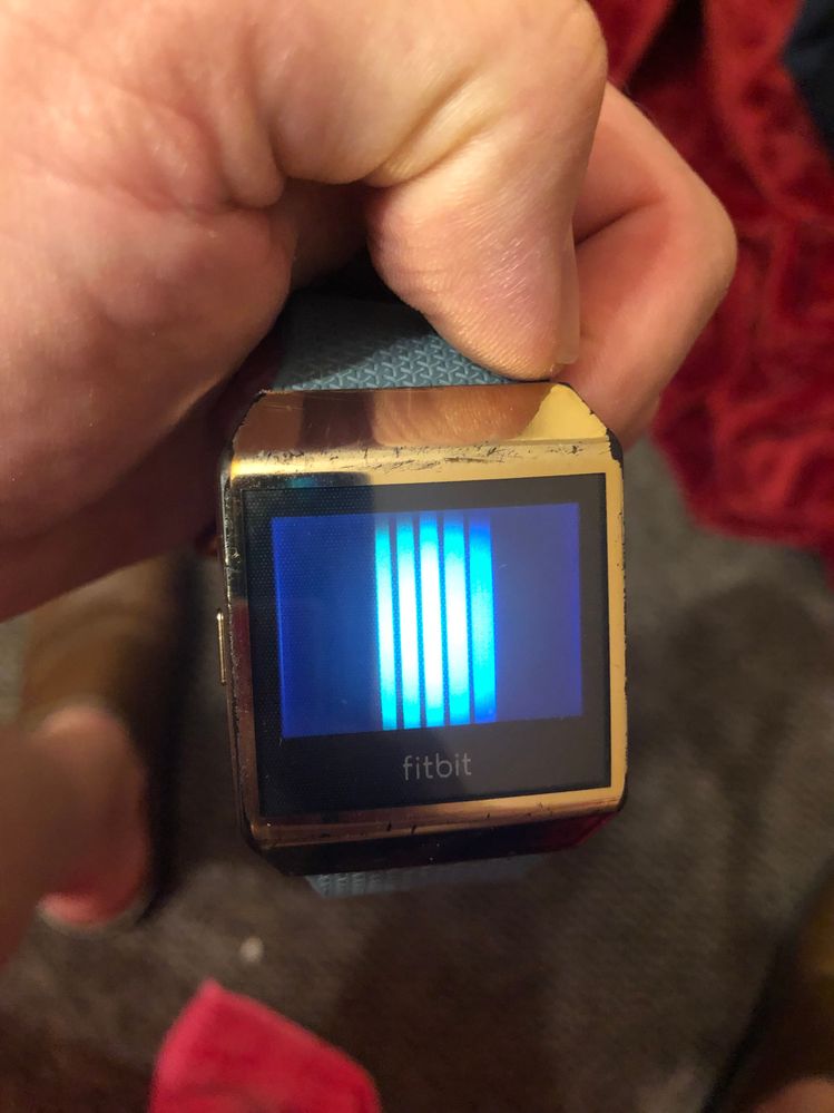 2 Stunden mit Original Kabel die Uhr geladen. Display scheint defekt zu sein