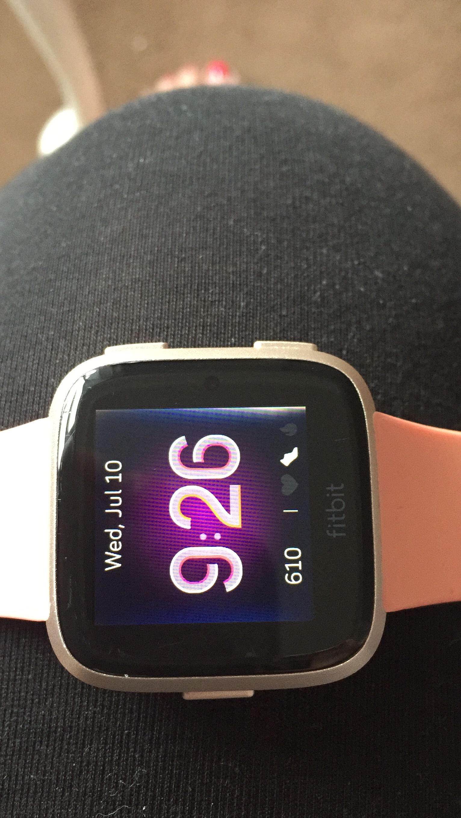 how to change screen on fitbit versa 2