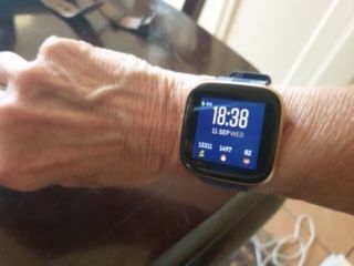 Fitbit versa best sale 2 screen size