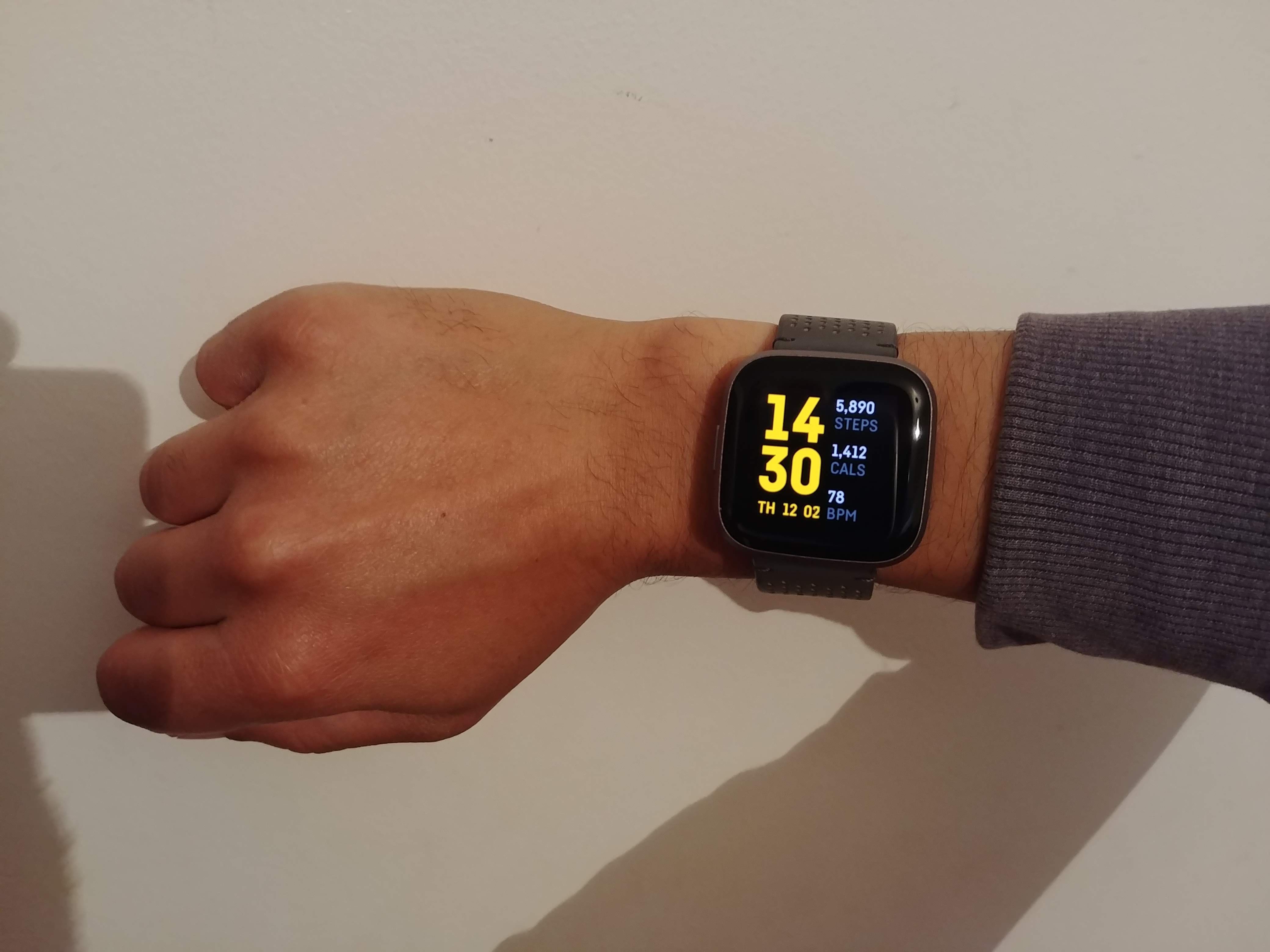 Fitbit versa 2 screen size on sale